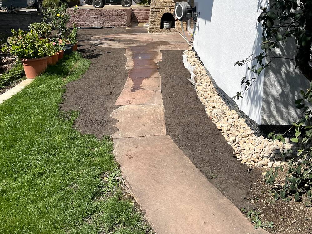 Neu angelegter Natursteinweg