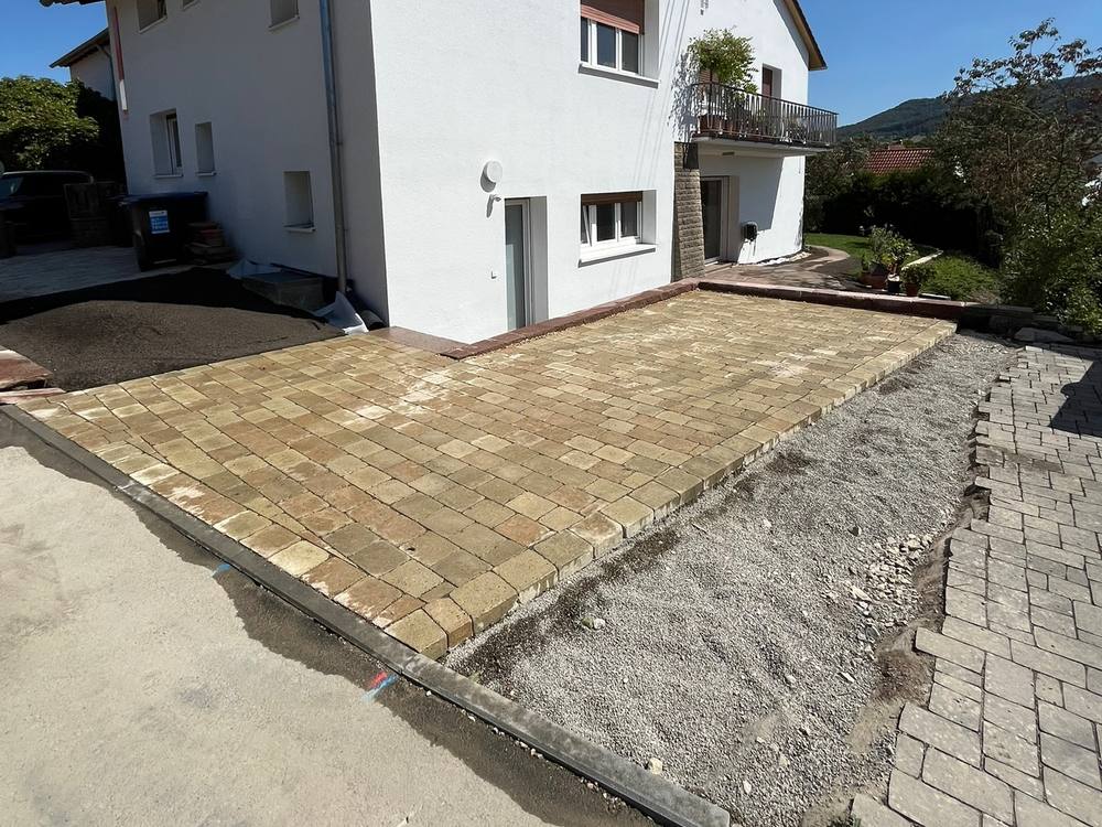 Neu gepflasterte Terrasse