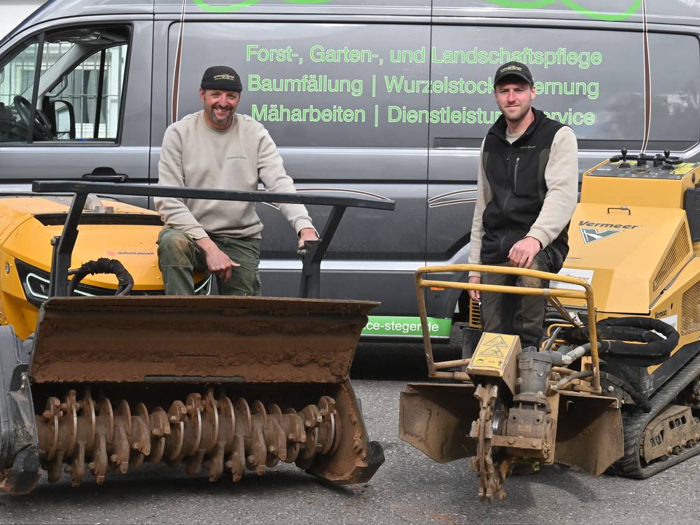 Andreas und Patrick Steger vor ihren Maschinen